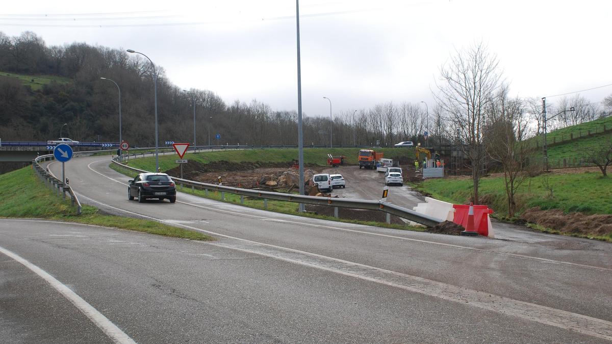 Obras en el acceso sur a Arriondas, en una imagen del pasado mes de febrero.