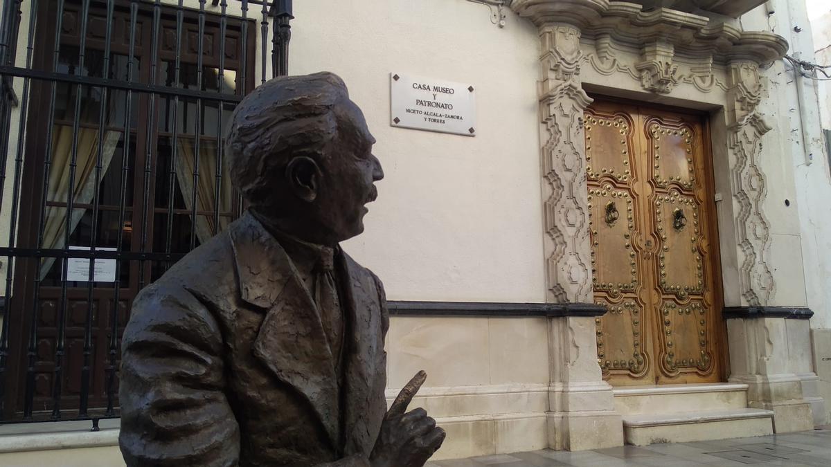 Estatua y casa museo de Niceto Alcalá Zamora