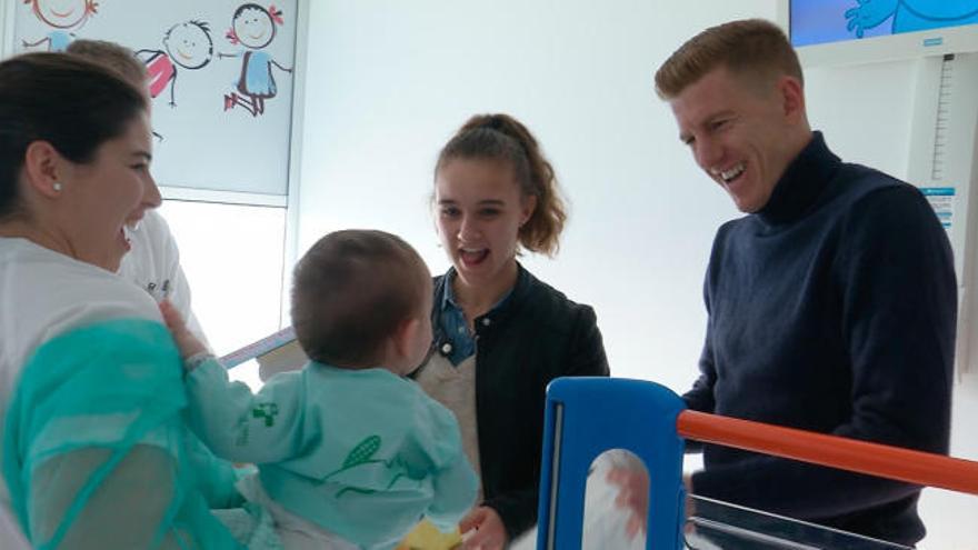 Los jugadores del Real Oviedo reparten ilusión entre los niños hospitalizados del HUCA