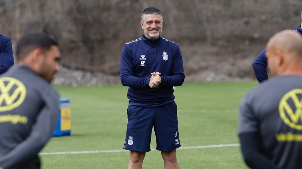 García Pimienta, en un entrenamiento en la ciudad deportiva de la UD Las Palmas.