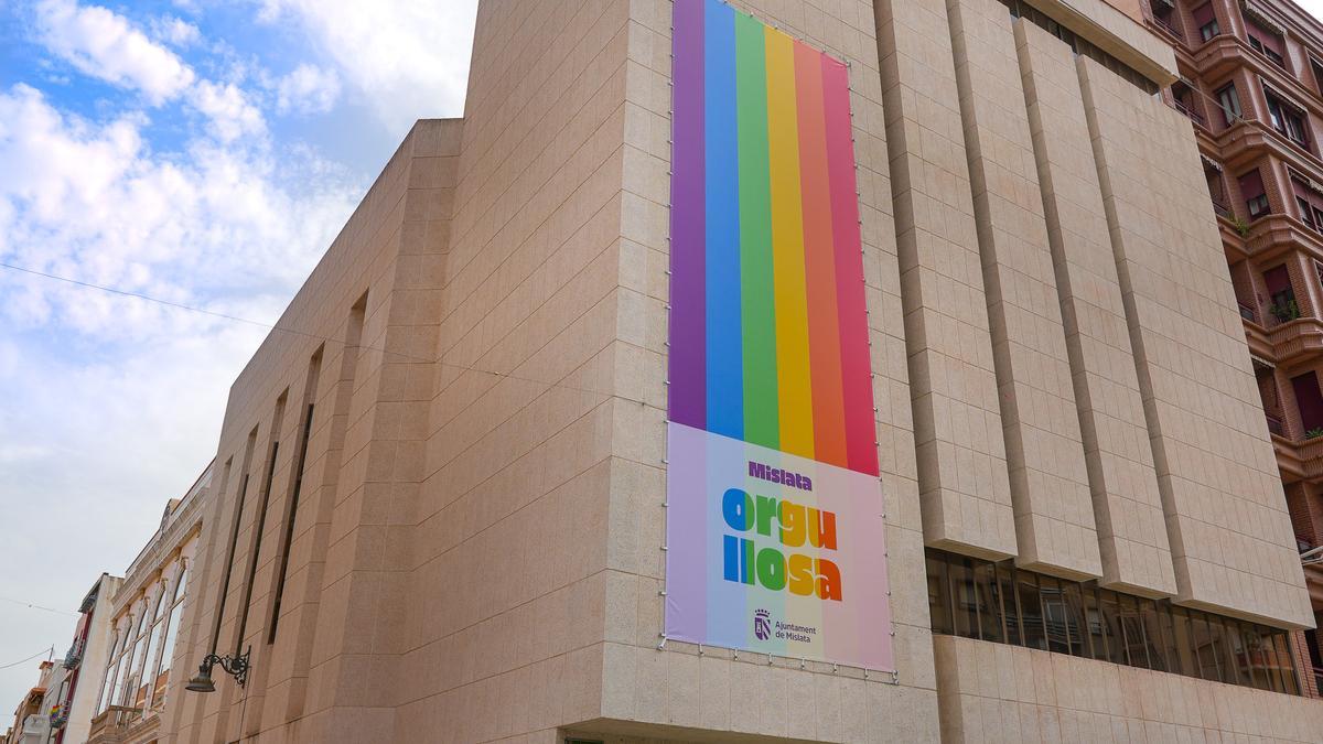Una bandera del arcoíris engalana la fachada del Centro Cultural de Mislata.