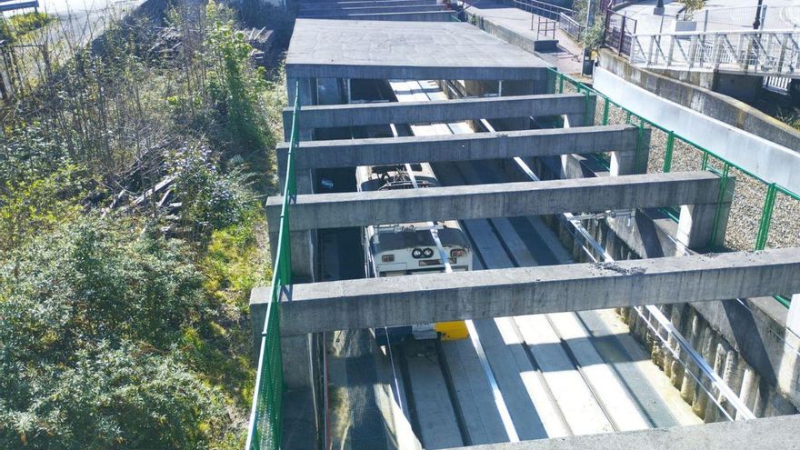 Un tren realizando pruebas de circulación en el acceso al tramo soterrado, en Sama. | M. Á. G.
