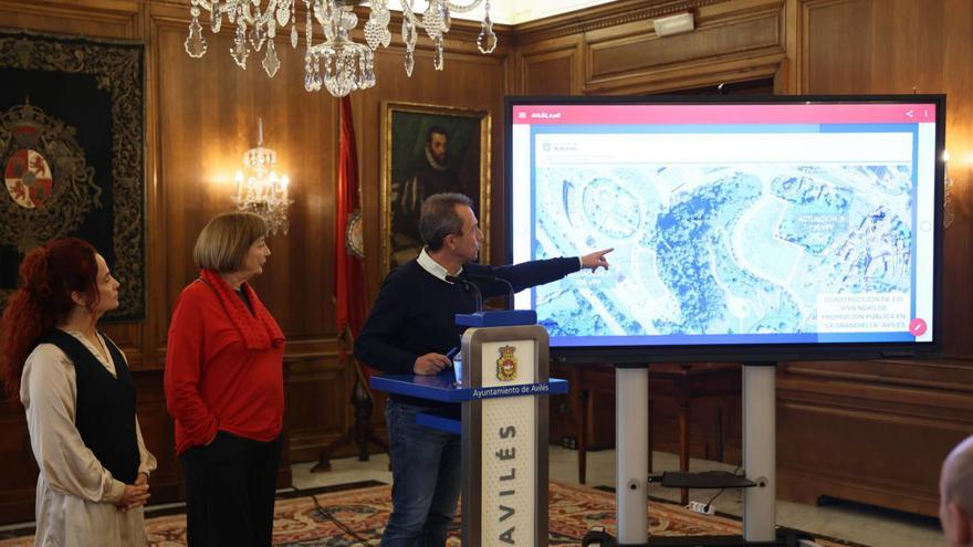 Por la izquierda, Ana Solís, Mariví Monteserín y Ovidio Zapico contemplan, en pantalla, las parcelas donde se desarrollará la gran promoción de La Grandiella. | MARIO CANTELI