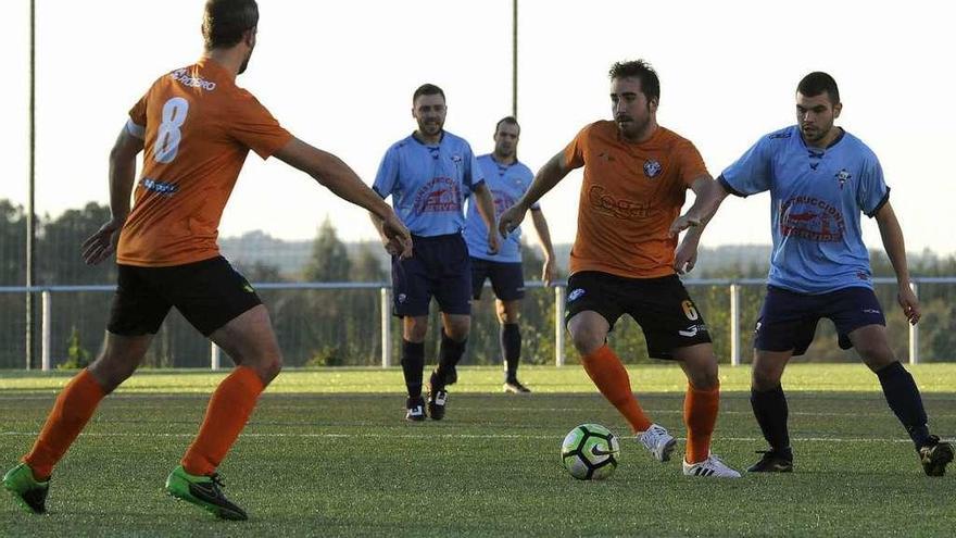 Una jugada del partido que enfrentó al Cogal Rodeiro y al Berres. // Bernabé/Javier Lalín