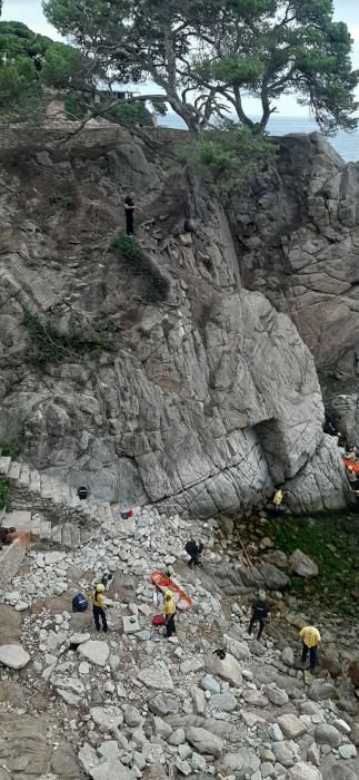 Un home es precipita des del camí de ronda a la cala dels Trons de Lloret