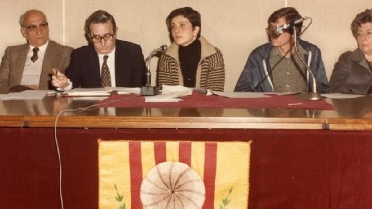 Antonia Castellana (PSUC), presidiendo una reunión de la corporación municipal de Molins de Rei tras ser elegida primera alcaldesa en las elecciones de 1979