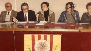 Antonia Castellana (PSUC), presidiendo una reunión de la corporación municipal de Molins de Rei tras ser elegida primera alcaldesa en las elecciones de 1979.