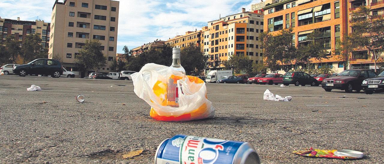 Un solar de la capital de la Plana, con restos de un botellón. En la fotografía, una cerveza con cero alcohol convive con una botella de ron.