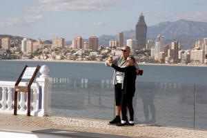 Una pareja de turistas se toma una foto en Benidorm, en una fotografía de archivo. EFE/Morell