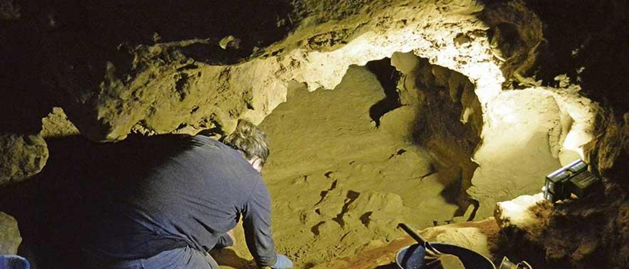 La arqueóloga Sara Fernández, en la excavación de la cueva del Olivo.