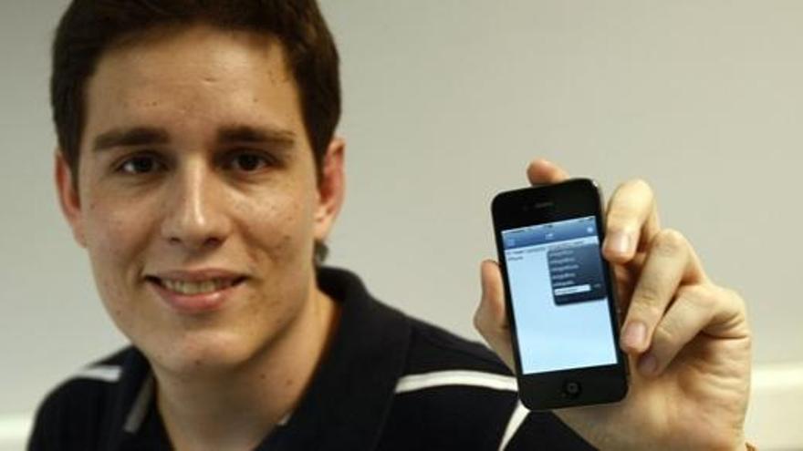 Luís Solano, creador de la aplicación, sostiene un Iphone