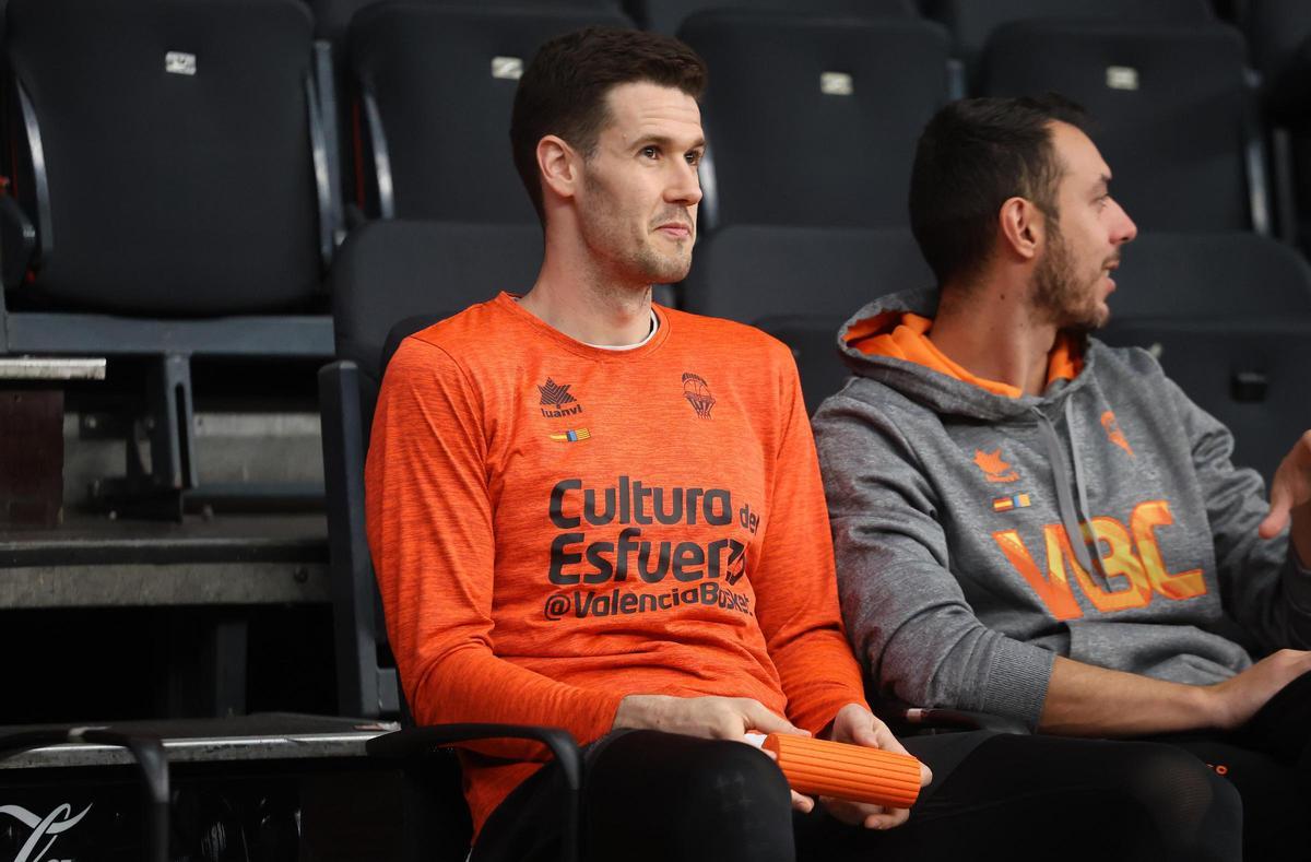 López-Arostegui, en una imagen de archivo junto a un recuperador del equipo