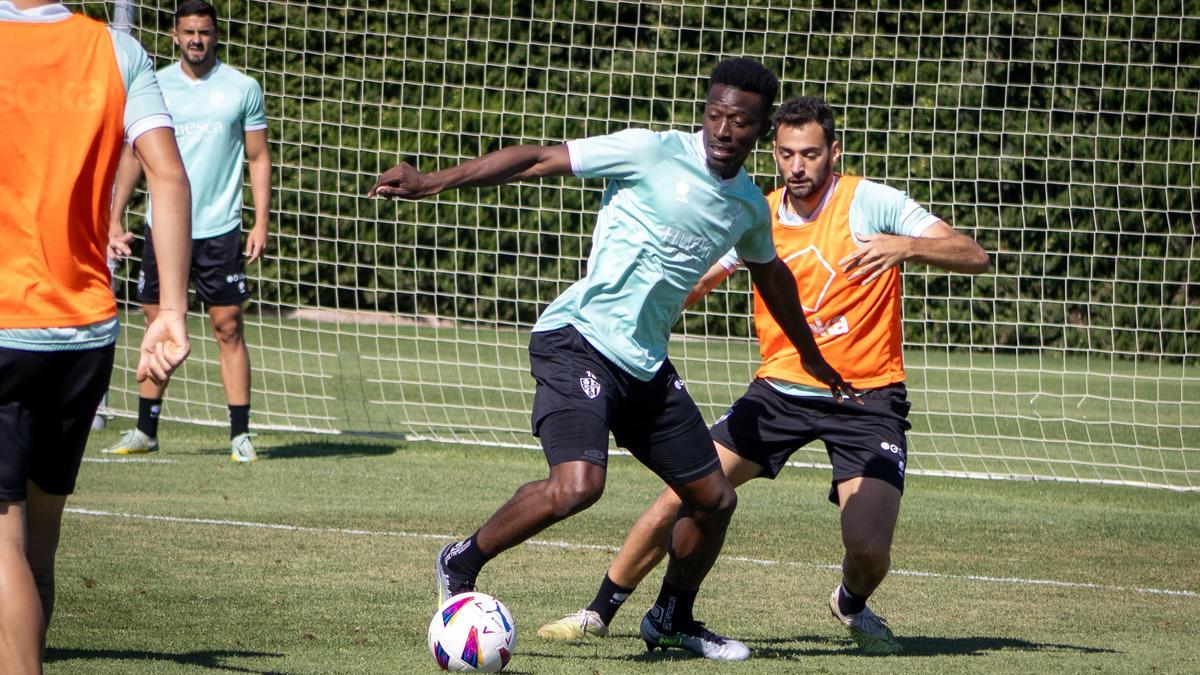 Kanté protege el balón en un entrenamiento del Huesca de esta pretemporada en la Base Aragonesa de Fútbol.