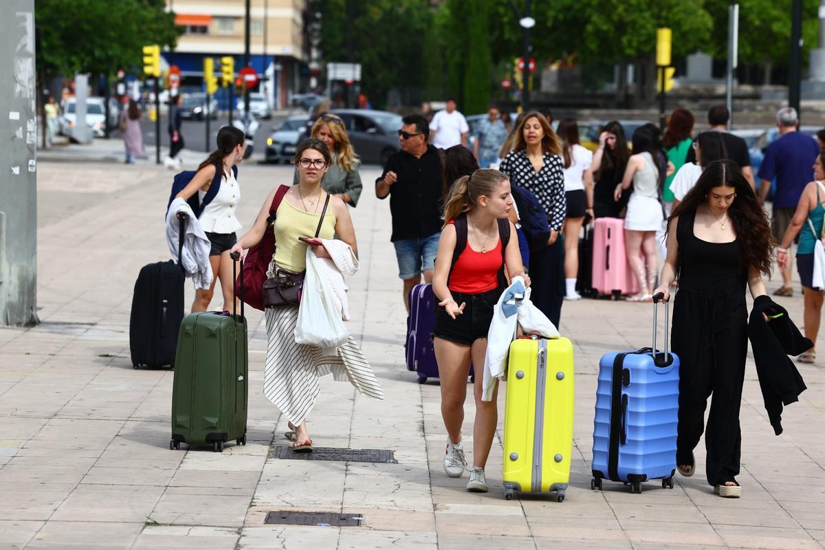 Los alumnos de Zaragoza se marchan a Salou para celebrar el final del curso.