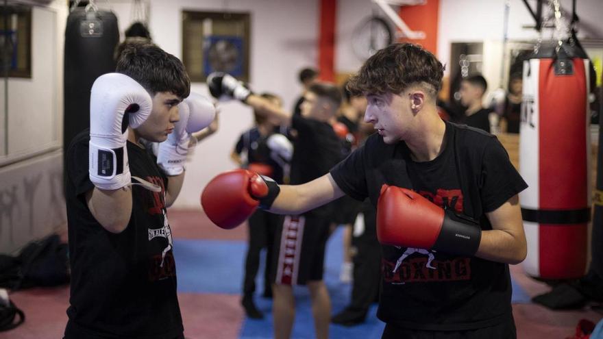 Adolescentes en un entrenamiento.