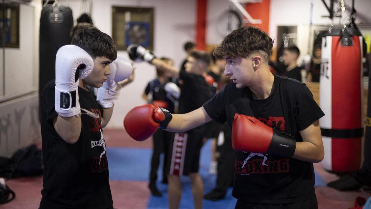 Adolescentes practican en un gimnasio catalán.