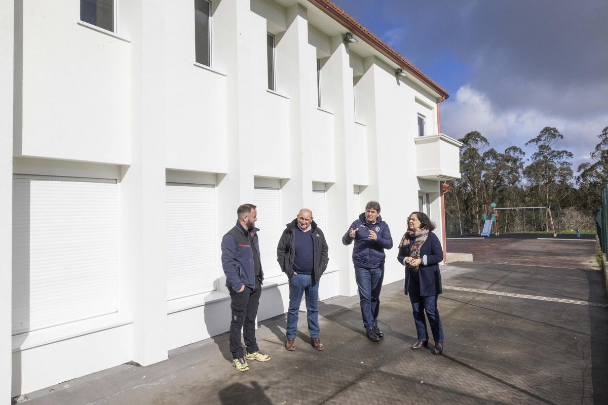 Belén do Campo co alcalde e concelleiros no local social de Bustelo.