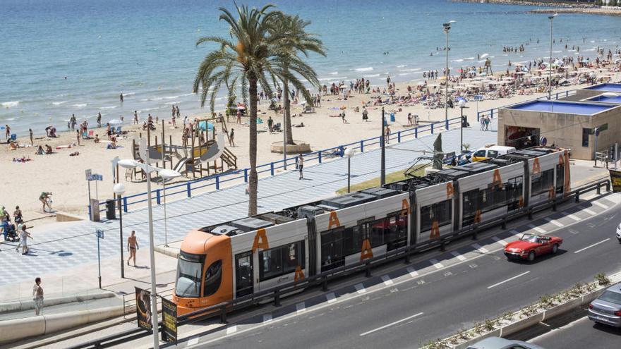 La nueva línea 5 del TRAM entre la Plaza del Mar y la Playa de San Juan suma 75.000 pasajeros en su primer mes