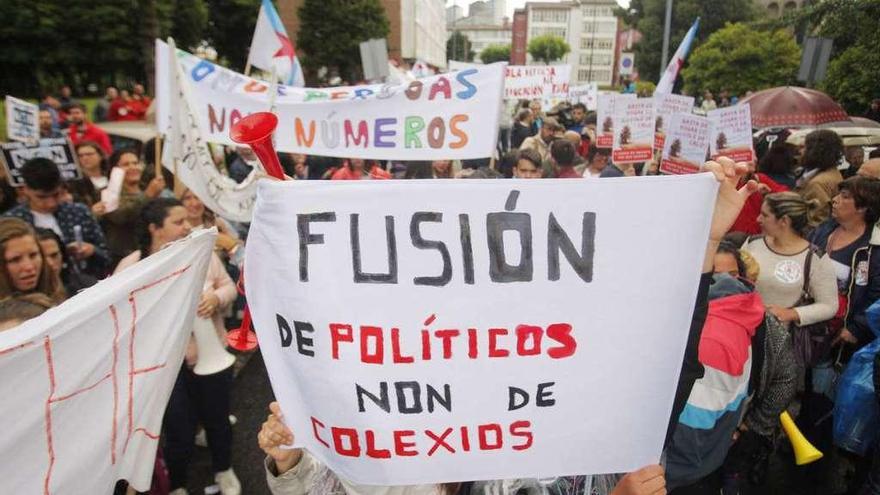 Protesta ayer por el cierre de centros educativos, en Santiago.