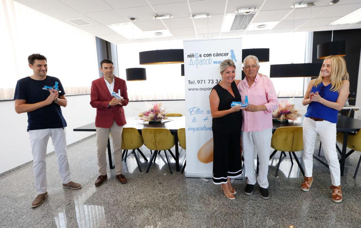 Coll entrega la figura de embajadora a Moreno en la sede de su agencia de comunicación. | JA RIERA