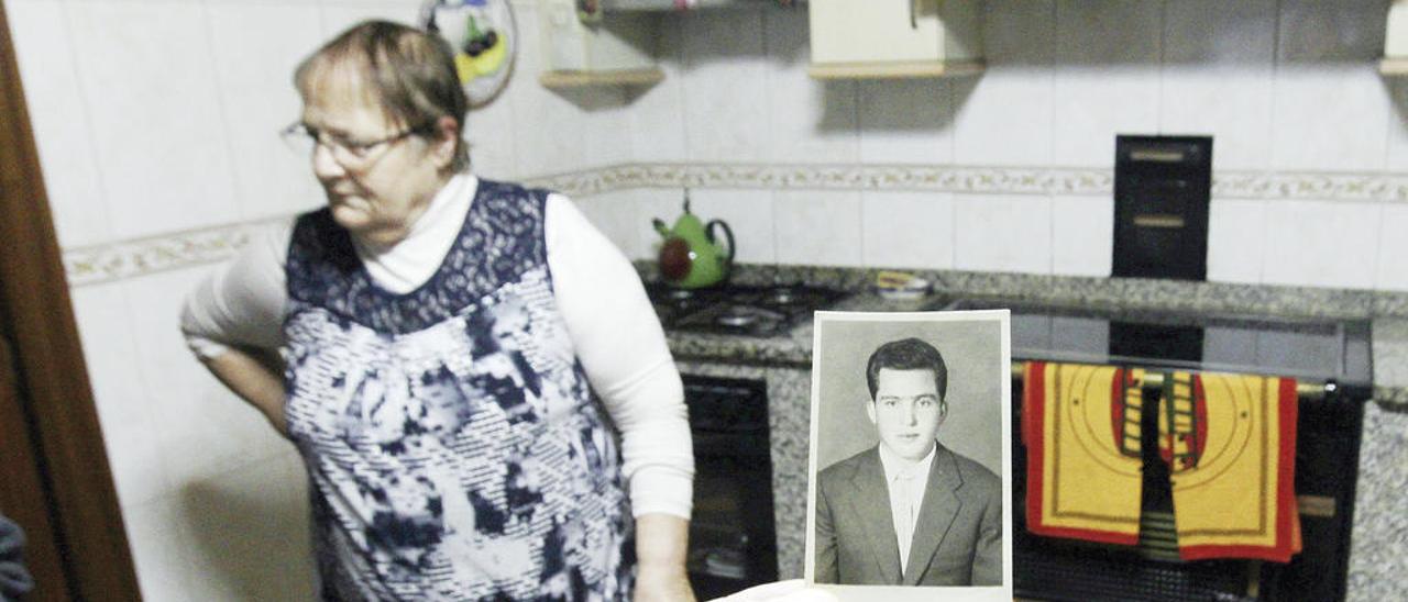 La hermana del secuestrado, María Álvarez, en su casa de Ramirás. En la foto, Miguel de joven. // J. Regal