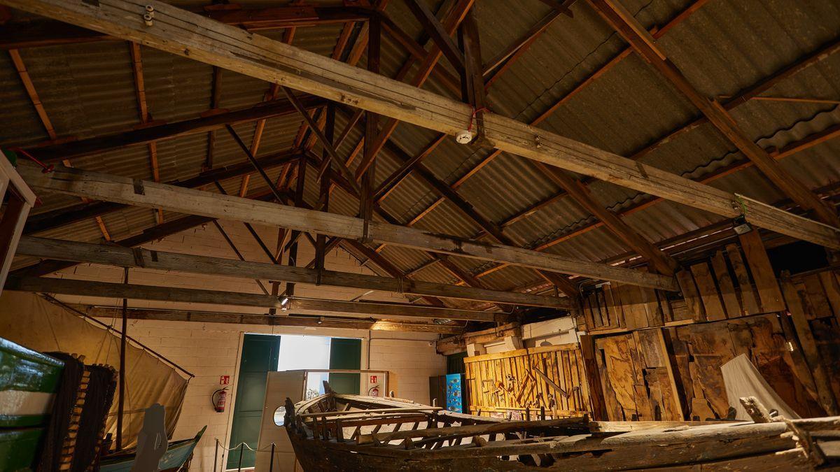 El espacio de la antigua conservera donde ahora se almacenan los barcos, con una estructura de pino tea y eucalipto. Museo Massó.  R. Quinteiro