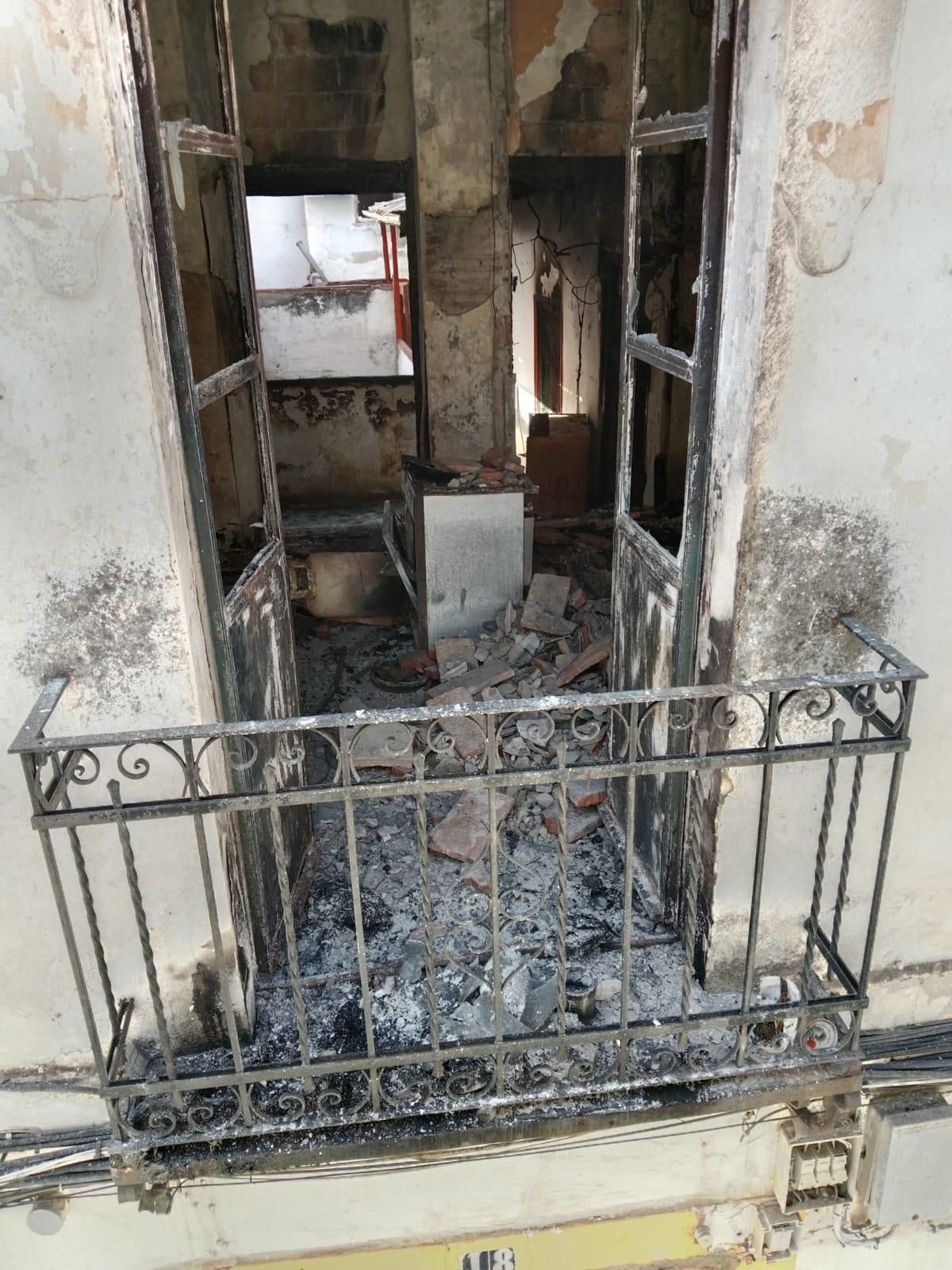 Interior de la vivienda incendiada en la calle Humosa, donde se observa una bombona de butano.