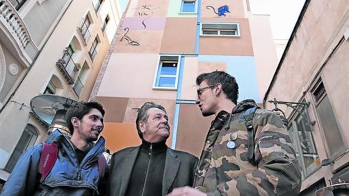LOS GATOS DE XUCLÀArtal Ballester, con Alberto Veiga y Luca Cesari,sus ayudantes en la restauración de la pared.