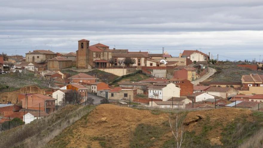 Vista de la iglesia de Castrogonzalo, cuya plaza es una de las infraestructuras pendientes de mejora.