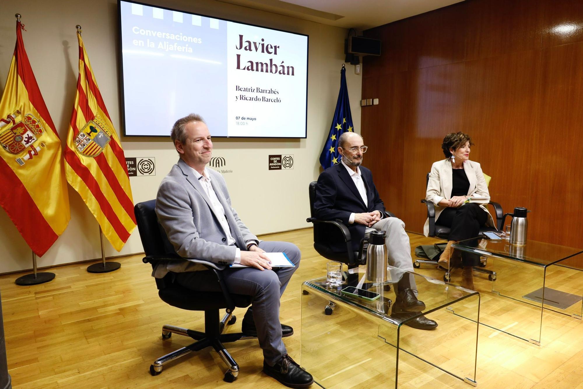 Javier Lambán conversa con Ricardo Barceló y Beatriz Barrabés