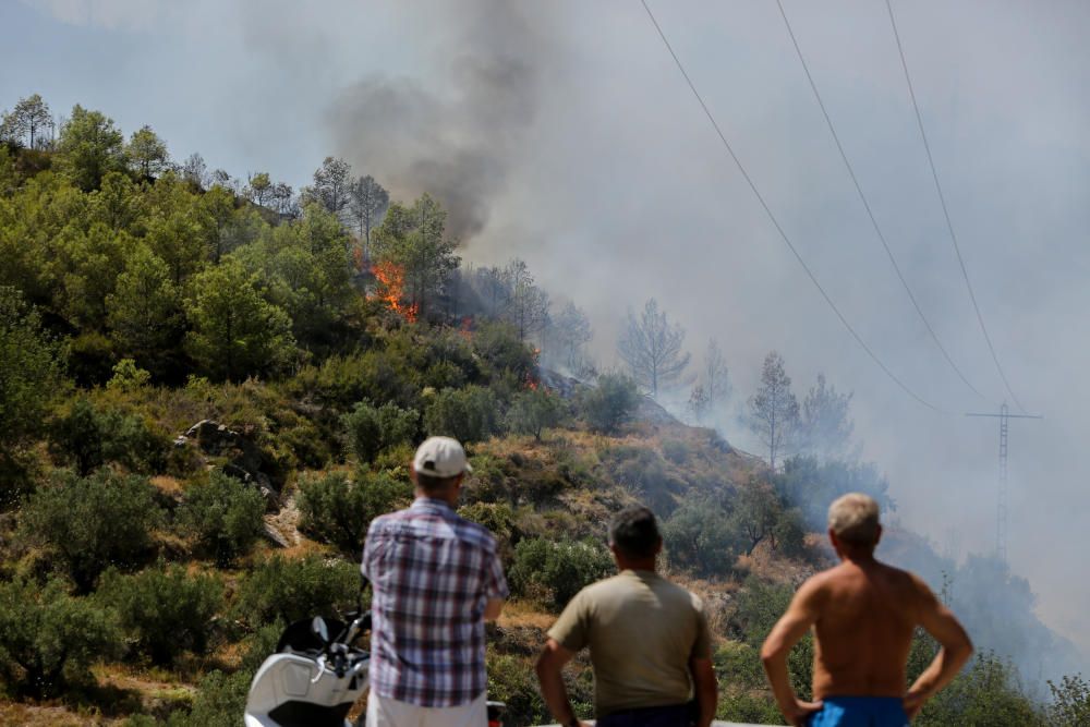 Los bomberos luchan contra el fuego en Guadalest