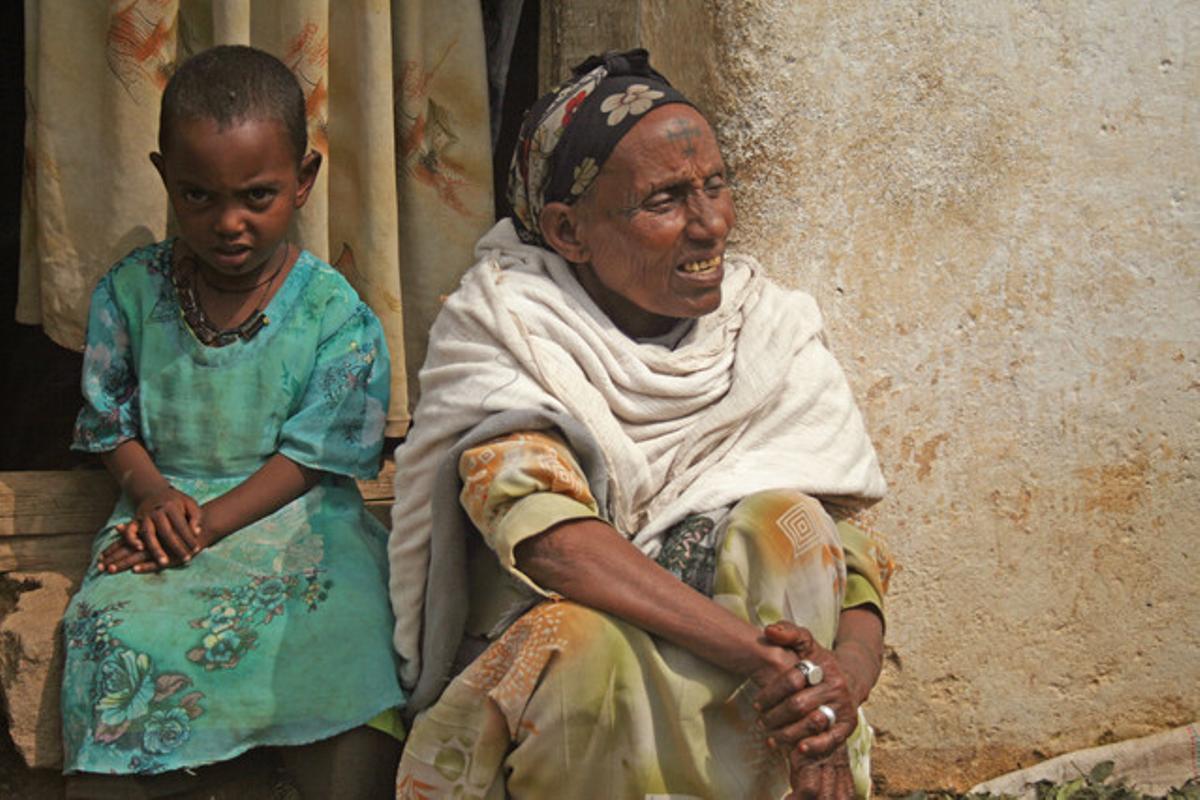 Abuela y nieta disfrutan del sol de Tigray, en el norte del país.