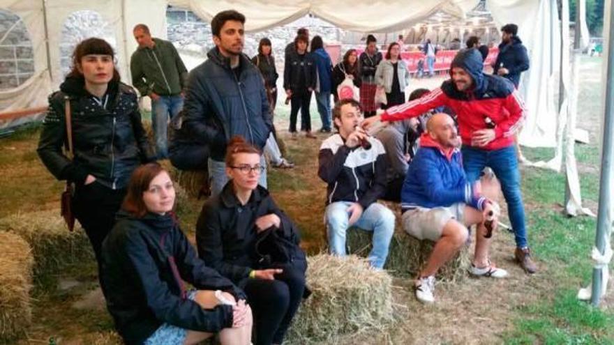 Público del Prestoso Fest tras la apertura de puertas del festival, ayer, en Gedrez, Cangas del Narcea.