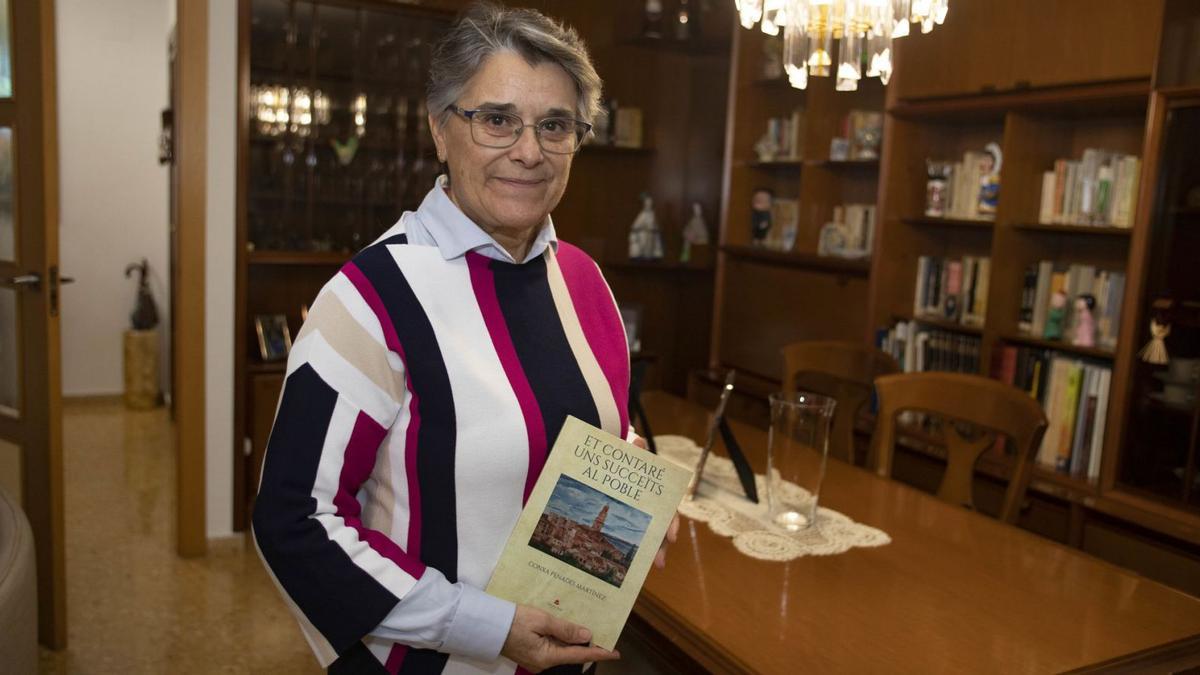 La catedrática de Lingüística Inmaculada Penadés, en su casa de Albaida, con su último libro.  | PERALES IBORRA