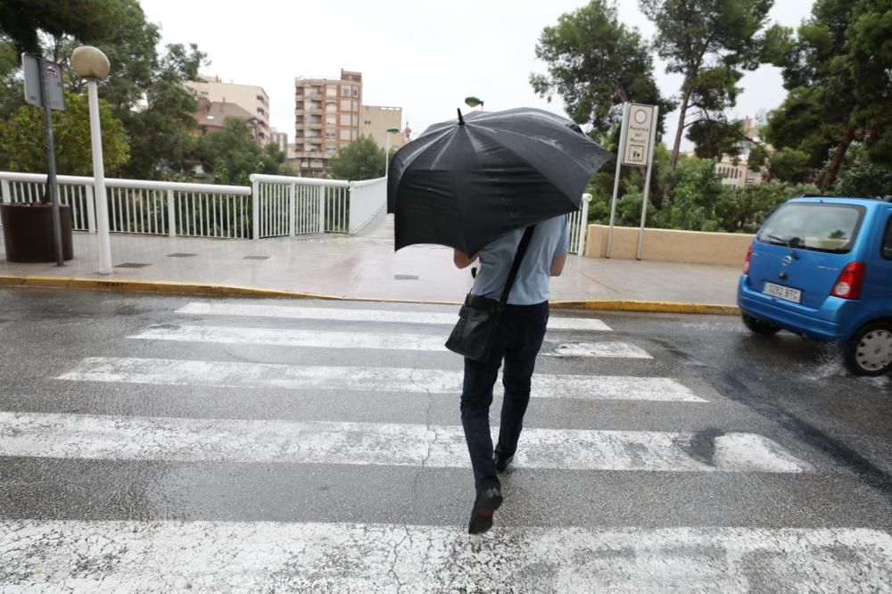 La lluvia ha anegado la carretera de Santa Pola