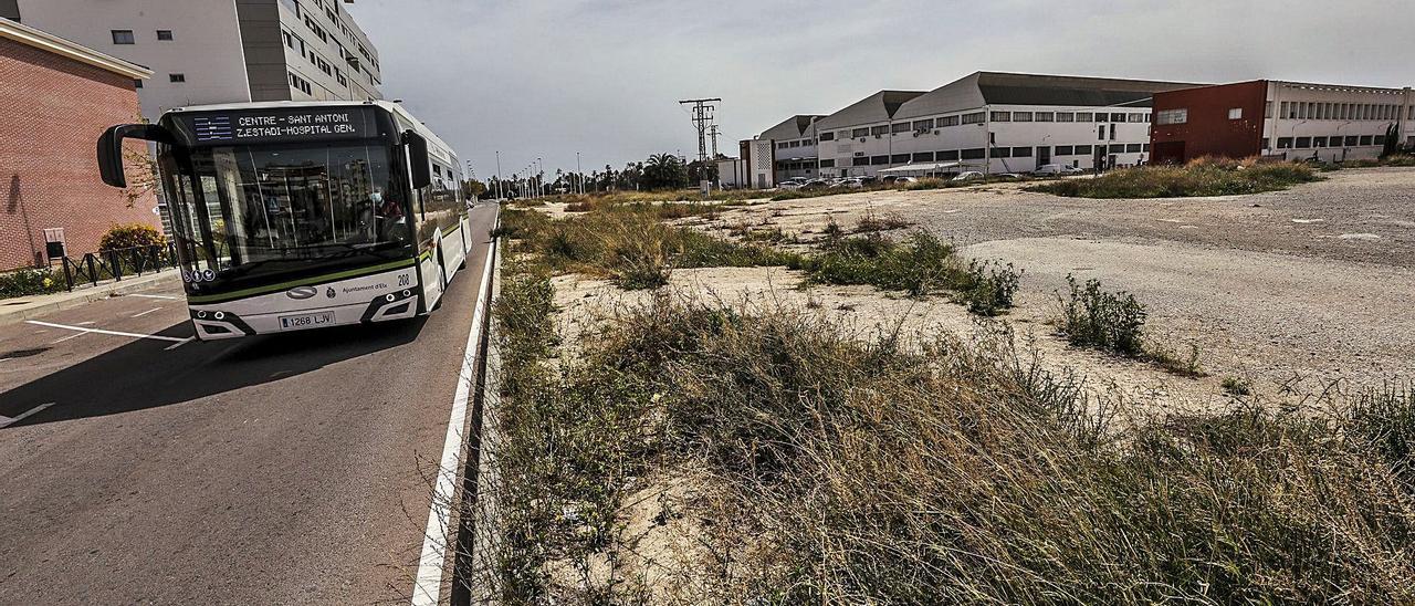 La zona donde está proyectada la construcción de otro residencial próximo al estadio Martínez Valero. | ANTONIO AMORÓS