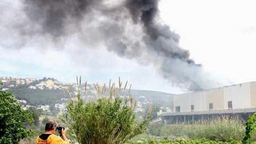 El fuego se declaró en el tejado y causó mucho humo.