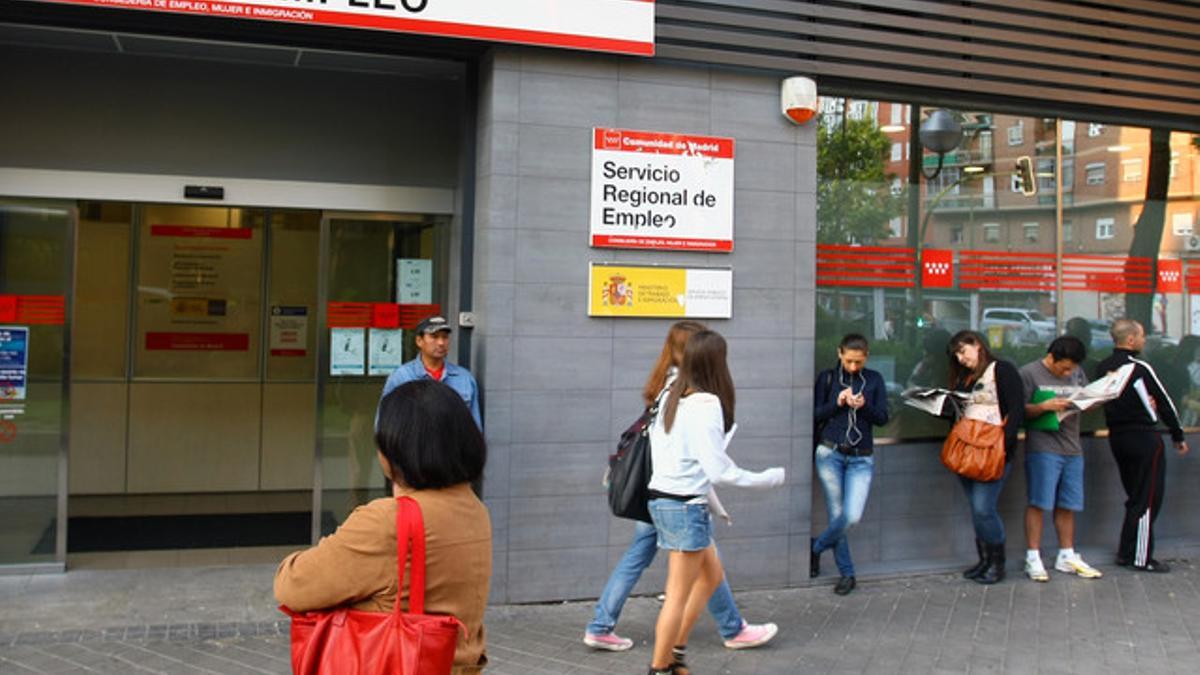 Una cola de personas desempleadas a las puertas de las oficinas del INEM.