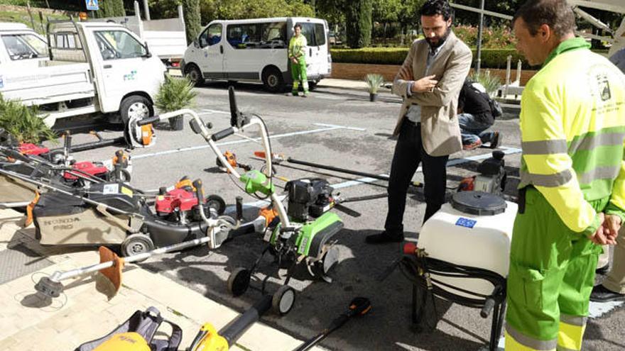 El concejal de Medio Ambiente supervisa la maquinaria.