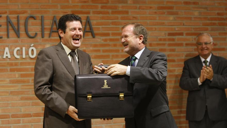 José Císcar recibió la cartera de Educación de manos de Alejandro Font de Mora, en 2011, en presencia de Juan Cotino.