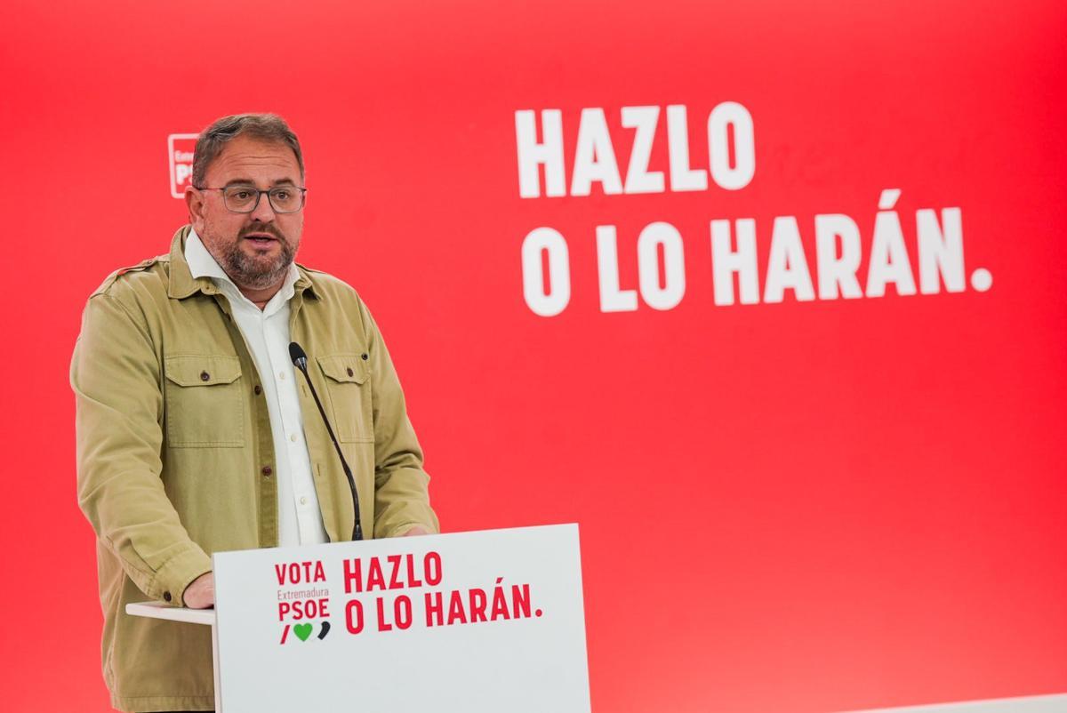El portavoz del Comité Electoral del PSOE extremeño, Antonio Rodríguez Osuna, en rueda de prensa