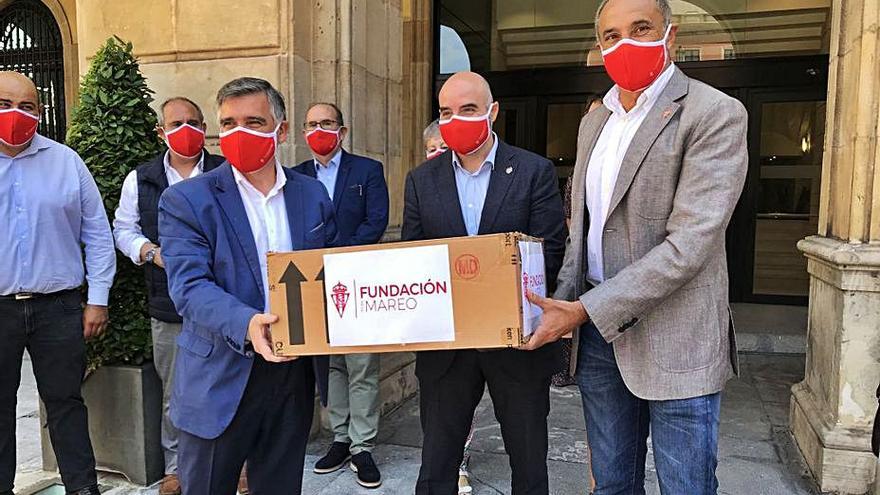 Representantes de la Fundación Escuela de Mareo Real Sporting de Gijón, entregando material durante la pandemia. | Foto cedida a  | LNE
