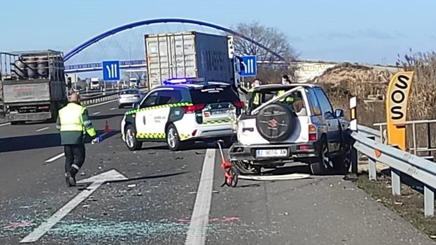 El conductor del turismo falleció al ser arrollado por un camión cuando empujaba su vehículo en la A-68, a la salida de Zaragoza en sentido Tudela.