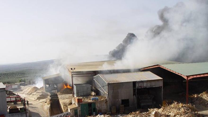 Arde por segunda vez en dos días una planta de reciclaje de madera