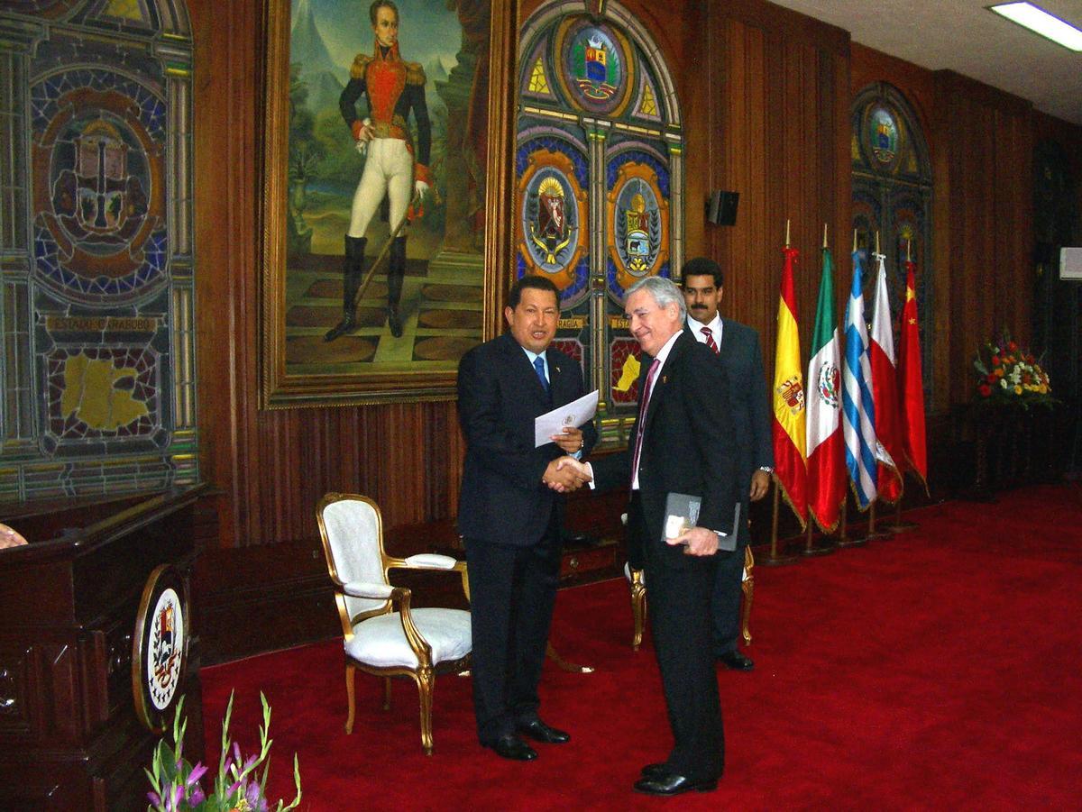 Dámaso de Lario, en 2007, con el presidente Hugo Chávez y ante Nicolás Maduro.