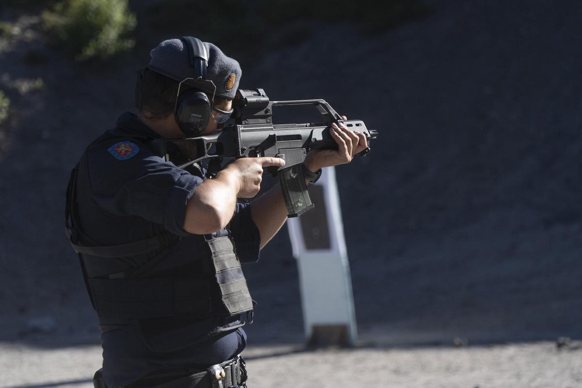 Un agente se prepara para abrir fuego.