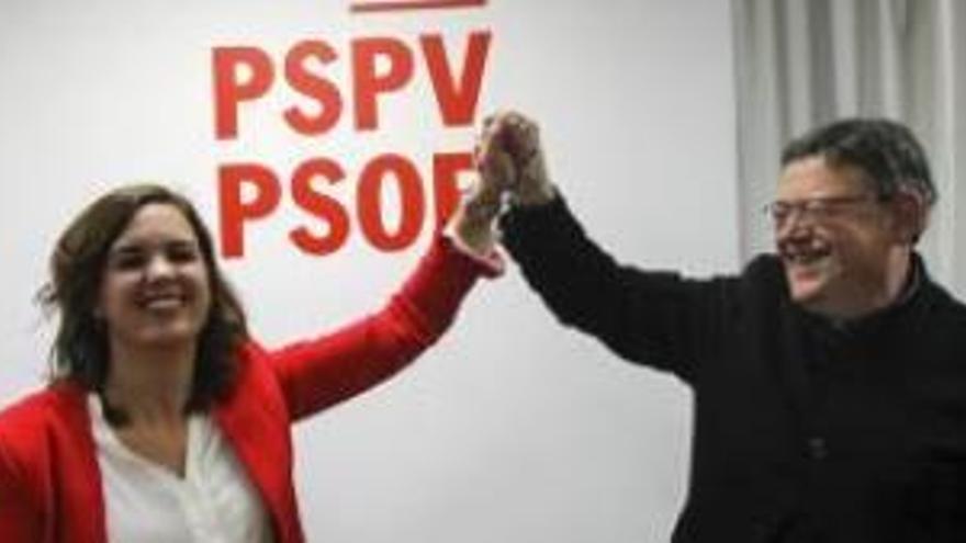 La ganadora de las primarias en València, Sandra Gómez, ayer con el líder del PSPV, Ximo Puig.