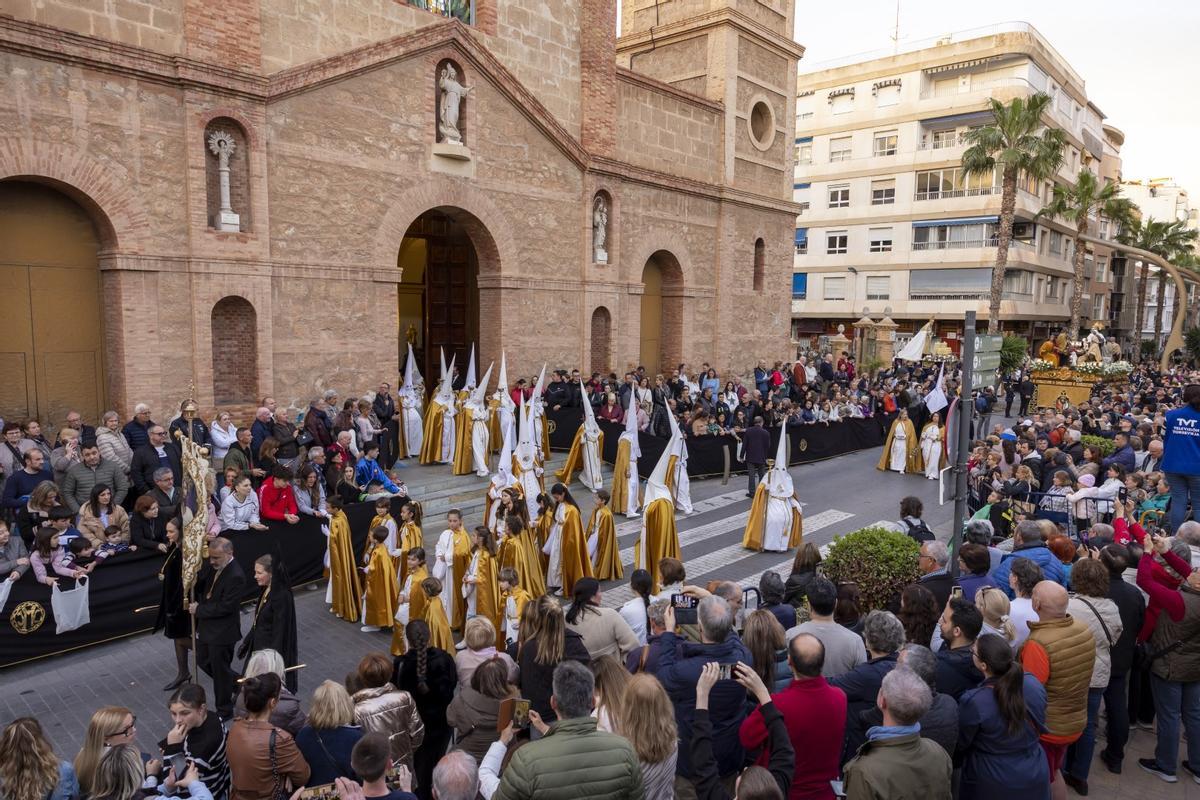 Las quince cofradías de la Semana Santa de Torrevieja recorrieron las calles en Viernes Santo Las quince cofradías de la Semana Santa de Torrevieja recorrieron las calles en Viernes Santo