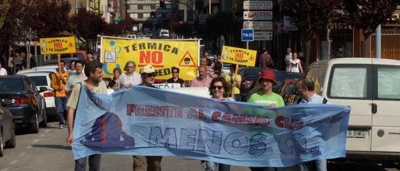 Una de las protestas contra el ciclo combinado de La Pereda, en septiembre de 2008.