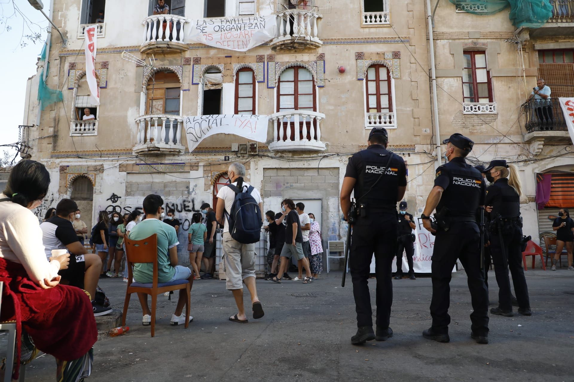 Retrasan 10 días el desahucio de los vecinos de la Creu Coberta